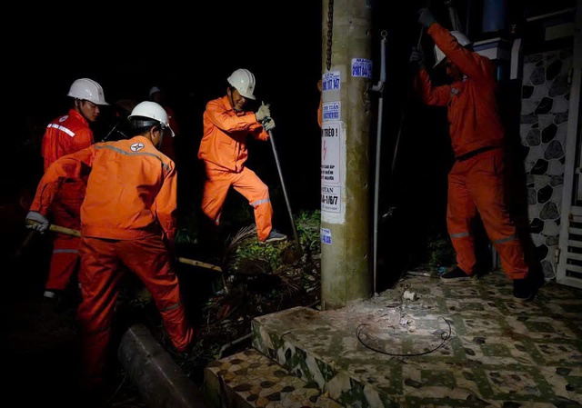 EVNCPC: Cấp điện trở lại cho gần 1,4 triệu khách hàng miền Trung – Tây Nguyên sau bão số 13 Kalmaegi - Ảnh 13.