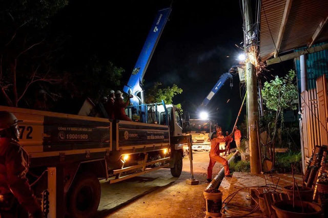 EVNCPC: Cấp điện trở lại cho gần 1,4 triệu khách hàng miền Trung – Tây Nguyên sau bão số 13 Kalmaegi - Ảnh 14.