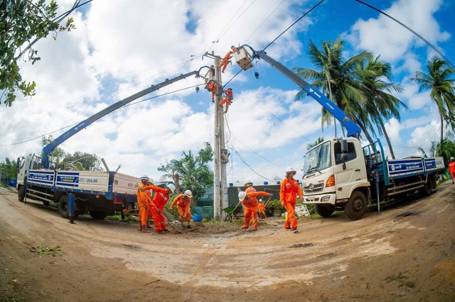 EVNCPC: Cấp điện trở lại cho gần 1,4 triệu khách hàng miền Trung – Tây Nguyên sau bão số 13 Kalmaegi - Ảnh 3.