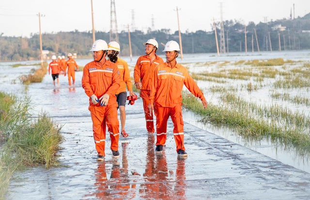 EVNCPC: Cấp điện trở lại cho gần 1,4 triệu khách hàng miền Trung – Tây Nguyên sau bão số 13 Kalmaegi - Ảnh 4.