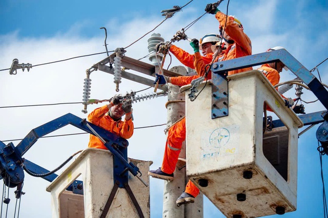 EVNCPC: Cấp điện trở lại cho gần 1,4 triệu khách hàng miền Trung – Tây Nguyên sau bão số 13 Kalmaegi - Ảnh 5.