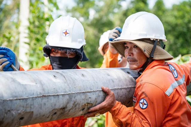 EVNCPC: Cấp điện trở lại cho gần 1,4 triệu khách hàng miền Trung – Tây Nguyên sau bão số 13 Kalmaegi - Ảnh 6.