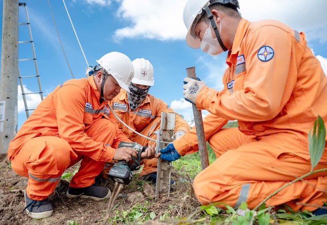 EVNCPC: Cấp điện trở lại cho gần 1,4 triệu khách hàng miền Trung – Tây Nguyên sau bão số 13 Kalmaegi - Ảnh 7.