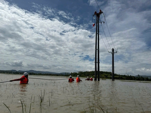 EVNCPC: Cấp điện trở lại cho gần 1,4 triệu khách hàng miền Trung – Tây Nguyên sau bão số 13 Kalmaegi - Ảnh 2.