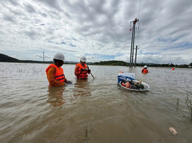 EVNCPC: Cấp điện trở lại cho gần 1,4 triệu khách hàng miền Trung – Tây Nguyên sau bão số 13 Kalmaegi - Ảnh 8.