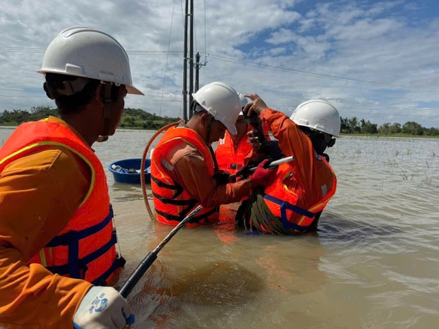 EVNCPC: Cấp điện trở lại cho gần 1,4 triệu khách hàng miền Trung – Tây Nguyên sau bão số 13 Kalmaegi - Ảnh 9.