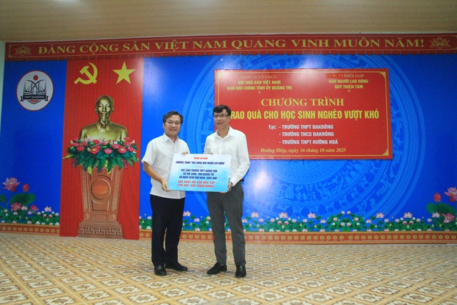 Báo Người Lao Động trao học bổng cho học sinh nghèo vượt khó ở vùng cao Quảng Trị - Ảnh 1.