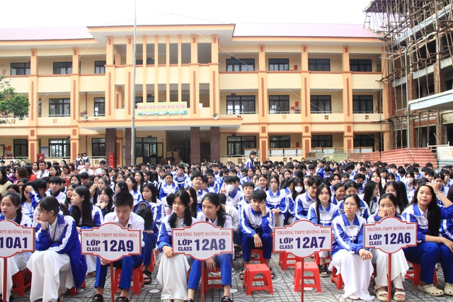 Báo Người Lao Động trao 100 suất học bổng cho học sinh nghèo ở vùng cao Quảng Trị - Ảnh 7.