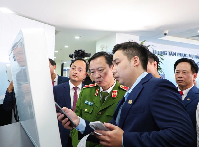 Agribank tài trợ Kiosk thông minh - bước tiến mới trong cải cách hành chính - Ảnh 2.