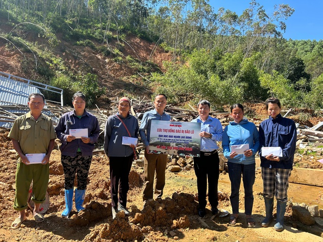 Trao 250 triệu đồng bạn đọc Báo Người Lao Động ủng hộ người dân bị thiệt hại do thiên tai - Ảnh 2.