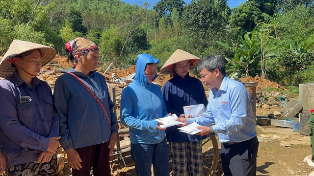 Trao 250 triệu đồng bạn đọc Báo Người Lao Động ủng hộ người dân bị thiệt hại do thiên tai - Ảnh 1.