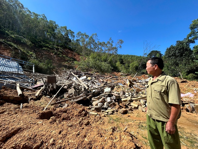 Trao 250 triệu đồng bạn đọc Báo Người Lao Động ủng hộ người dân bị thiệt hại do thiên tai - Ảnh 3.