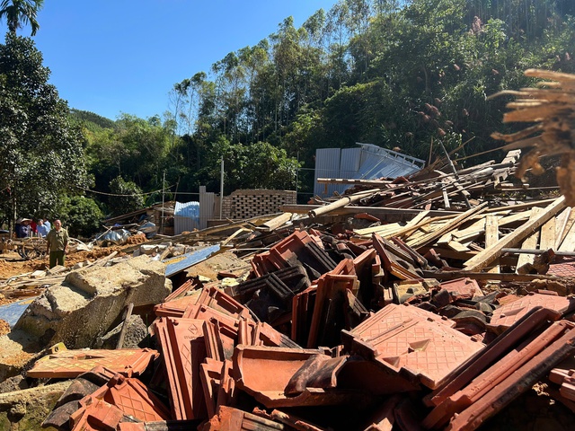 Trao 250 triệu đồng bạn đọc Báo Người Lao Động ủng hộ người dân bị thiệt hại do thiên tai - Ảnh 4.