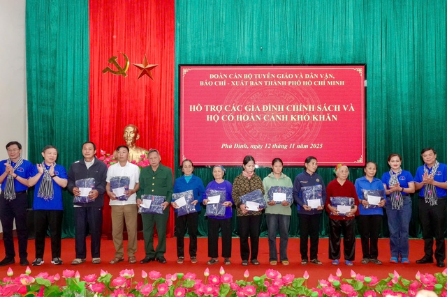 Đoàn cán bộ tuyên giáo và dân vận, báo chí - xuất bản TP HCM tặng quà cho các hộ dân tỉnh Thái Nguyên - Ảnh 3.