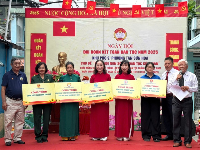 200 lá cờ Tổ quốc được trao trong Ngày hội Đại đoàn kết toàn dân tộc tại phường Tân Sơn Hòa - Ảnh 7.