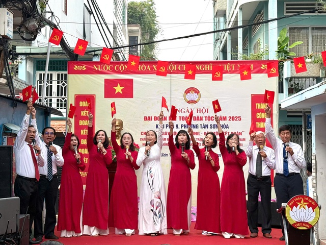 200 lá cờ Tổ quốc được trao trong Ngày hội Đại đoàn kết toàn dân tộc tại phường Tân Sơn Hòa - Ảnh 1.