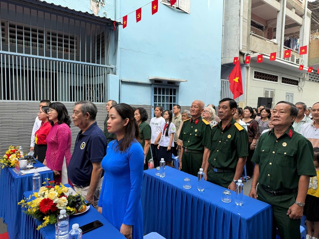 200 lá cờ Tổ quốc được trao trong Ngày hội Đại đoàn kết toàn dân tộc tại phường Tân Sơn Hòa - Ảnh 2.