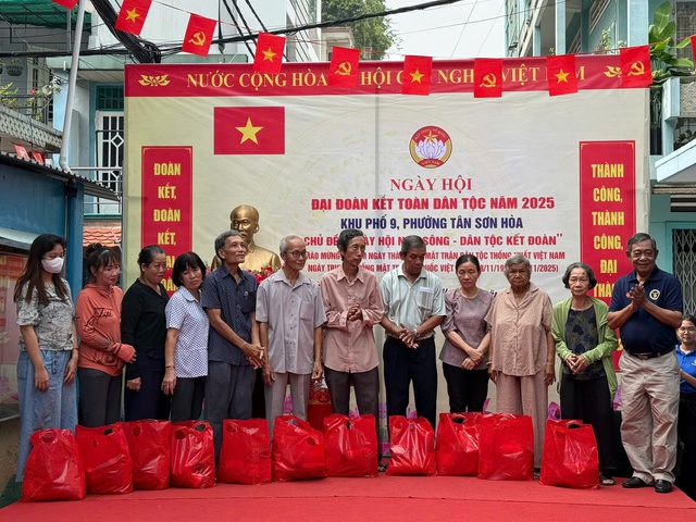 200 lá cờ Tổ quốc được trao trong Ngày hội Đại đoàn kết toàn dân tộc tại phường Tân Sơn Hòa - Ảnh 10.