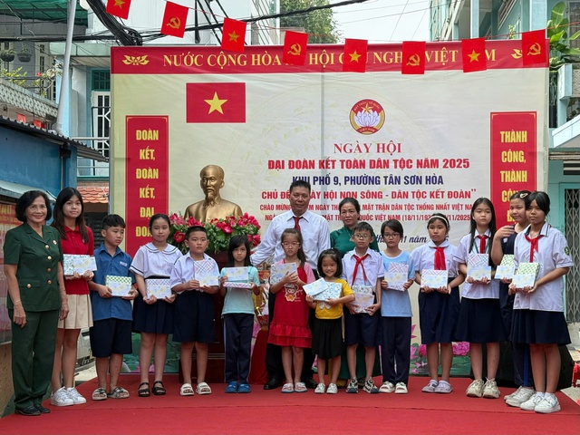200 lá cờ Tổ quốc được trao trong Ngày hội Đại đoàn kết toàn dân tộc tại phường Tân Sơn Hòa - Ảnh 11.