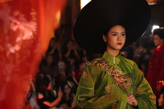 Vẻ đẹp chuẩn mực của áo dài trên phố cổ Hà Nội - Ảnh 7.