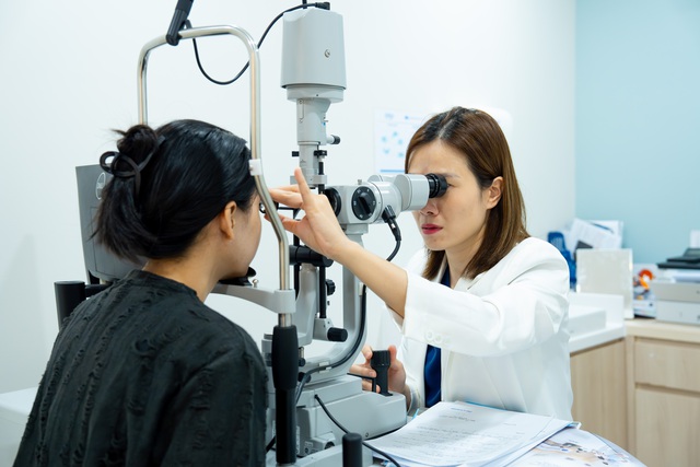 Điều trị khúc xạ mắt ngày càng an toàn, hiệu quả - Ảnh 2.