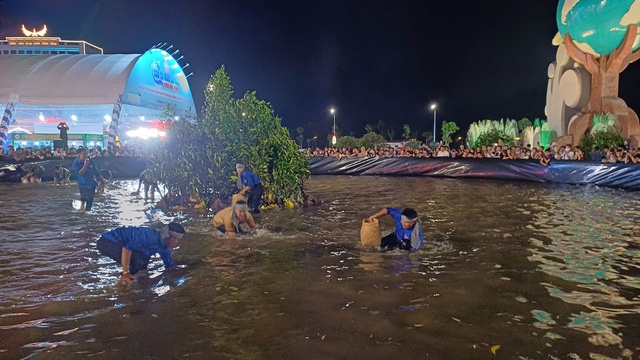 Gay cấn cuộc thi mò cua biển nhanh nhất ở Cà Mau