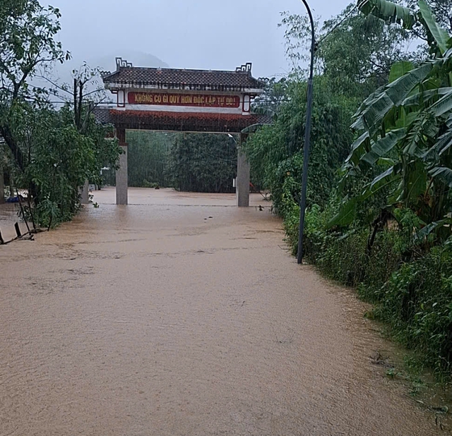 Quảng Trị: Mưa rất to, sơ tán khẩn cấp hàng trăm hộ dân - Ảnh 2. Quảng Trị: Mưa rất to, sơ tán khẩn cấp hàng trăm hộ dân - Ảnh 2.