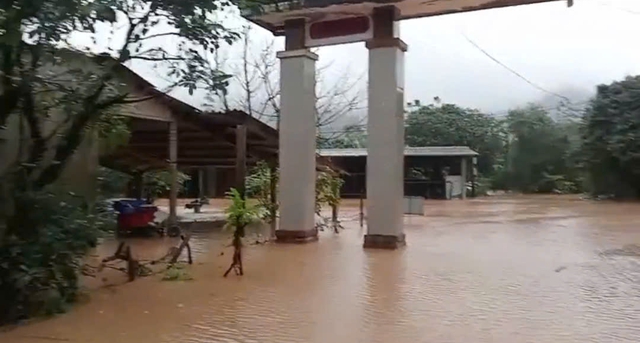 Quảng Trị: Mưa rất to, sơ tán khẩn cấp hàng trăm hộ dân - Ảnh 4. Quảng Trị: Mưa rất to, sơ tán khẩn cấp hàng trăm hộ dân - Ảnh 4.