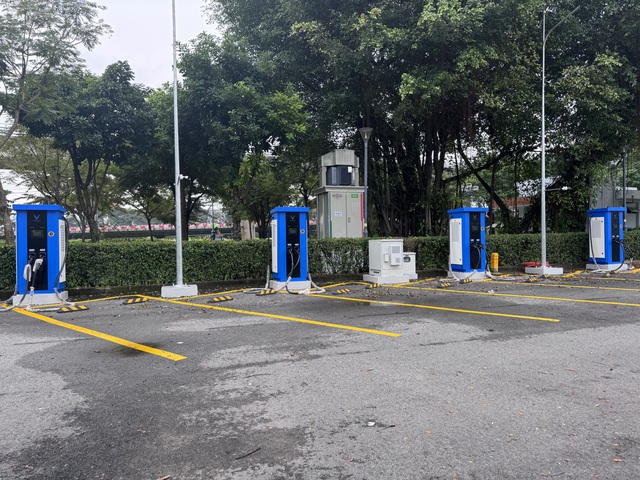 Nở rộ trạm ô tô điện trên lòng đường - Ảnh 2.