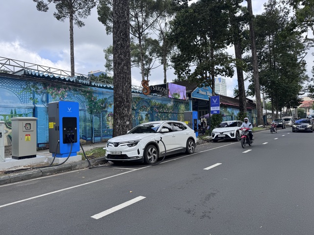 Nở rộ trạm ô tô điện trên lòng đường - Ảnh 3.
