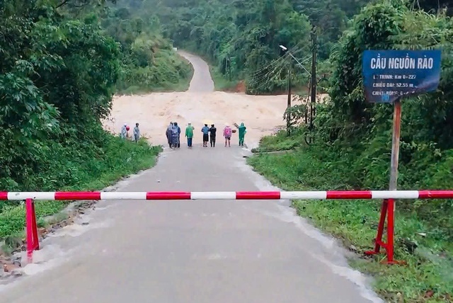 Quảng Trị: Mưa rất to, sơ tán khẩn cấp hàng trăm hộ dân - Ảnh 6. Quảng Trị: Mưa rất to, sơ tán khẩn cấp hàng trăm hộ dân - Ảnh 6.