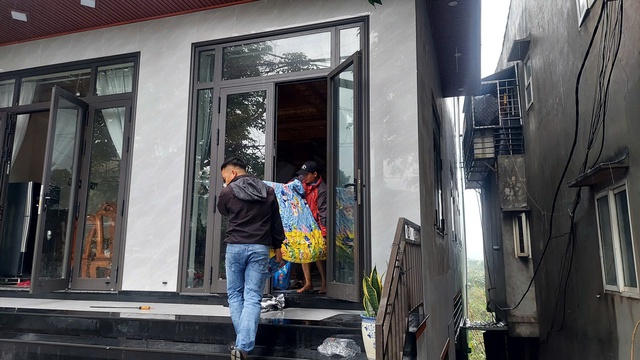 Xuất hiện điểm sạt lở cực kỳ nguy hiểm ở Khe Sanh, sơ tán khẩn cấp nhiều hộ dân - Ảnh 5. Xuất hiện điểm sạt lở cực kỳ nguy hiểm ở Khe Sanh, sơ tán khẩn cấp nhiều hộ dân - Ảnh 5.