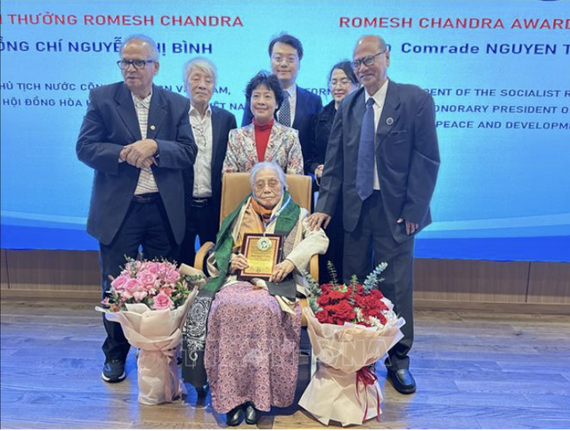 Trao giải thưởng Romesh Chandra cho Nguyễn Thị bình vì cống hiến hòa bình quốc tế - Ảnh 1.