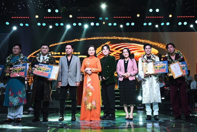 Hoa hậu Nhân ái Đậu Hằng Nga trao giải tại Chung kết Ngôi Sao Nhạc Việt 2025 - Ảnh 1.