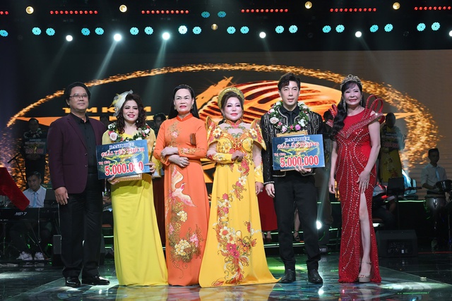 Hoa hậu Nhân ái Đậu Hằng Nga trao giải tại Chung kết Ngôi Sao Nhạc Việt 2025 - Ảnh 2.