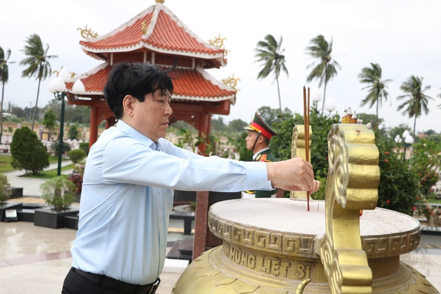 Chủ tịch nước Lương Cường chia sẻ với những mất mát của bà con vùng lũ Đà Nẵng - Ảnh 7. Chủ tịch nước Lương Cường chia sẻ với những mất mát của bà con vùng lũ Đà Nẵng - Ảnh 7.