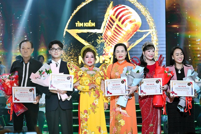 Hoa hậu Nhân ái Đậu Hằng Nga trao giải tại Chung kết Ngôi Sao Nhạc Việt 2025 - Ảnh 4.