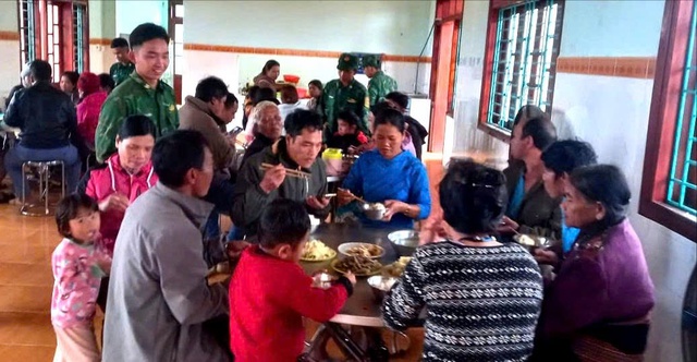 Bếp ăn 0 đồng hỗ trợ người dân vùng sạt lở Hùng Sơn trong mùa mưa lũ - Ảnh 10. Bếp ăn 0 đồng hỗ trợ người dân vùng sạt lở Hùng Sơn trong mùa mưa lũ - Ảnh 10.