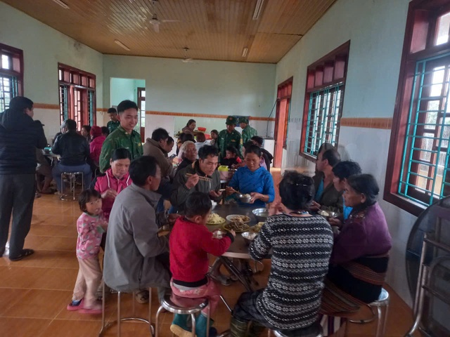 Bếp ăn 0 đồng hỗ trợ người dân vùng sạt lở Hùng Sơn trong mùa mưa lũ - Ảnh 11. Bếp ăn 0 đồng hỗ trợ người dân vùng sạt lở Hùng Sơn trong mùa mưa lũ - Ảnh 11.