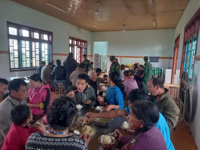 Bếp ăn 0 đồng hỗ trợ người dân vùng sạt lở Hùng Sơn trong mùa mưa lũ - Ảnh 12. Bếp ăn 0 đồng hỗ trợ người dân vùng sạt lở Hùng Sơn trong mùa mưa lũ - Ảnh 12.