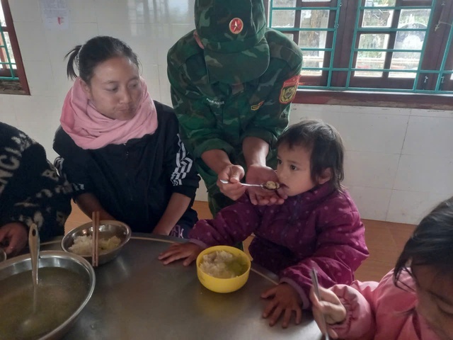 Bếp ăn 0 đồng hỗ trợ người dân vùng sạt lở Hùng Sơn trong mùa mưa lũ - Ảnh 13. Bếp ăn 0 đồng hỗ trợ người dân vùng sạt lở Hùng Sơn trong mùa mưa lũ - Ảnh 13.