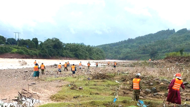 Phát hiện chìa khoá, quần lửng của tài xế mất tích do nước lũ cuốn trôi ở Quảng Trị - Ảnh 2.