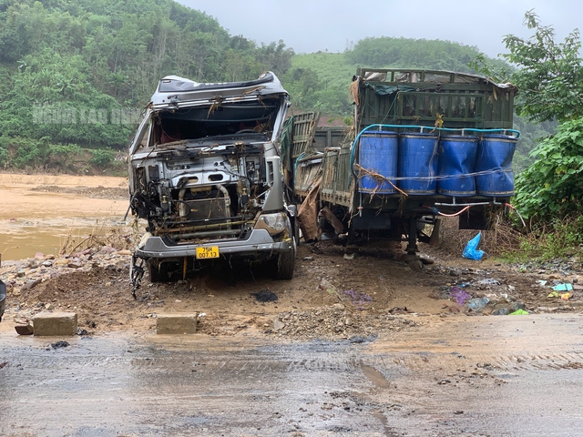 Xe đầu kéo trong vụ tài xế bị lũ cuốn ở Quảng Trị đã được trục vớt, hé lộ hình ảnh đầu tiên - Ảnh 1. Xe đầu kéo trong vụ tài xế bị lũ cuốn ở Quảng Trị đã được trục vớt, hé lộ hình ảnh đầu tiên - Ảnh 1.