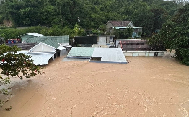 Cận cảnh lũ lụt Đắk Lắk , người dân kêu cứu giữa biển nước - Ảnh 2.