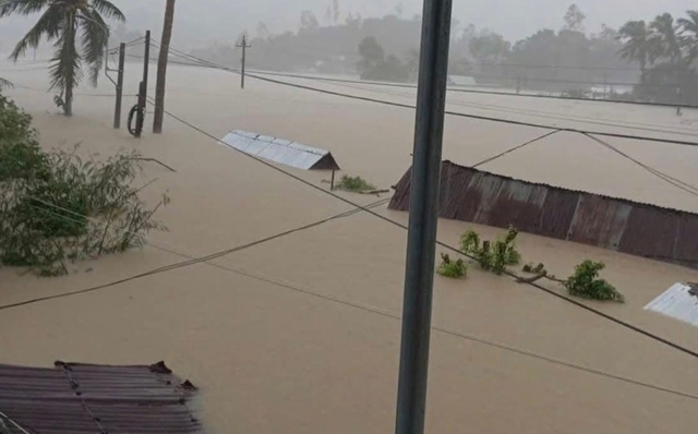 Cận cảnh lũ lụt Đắk Lắk , người dân kêu cứu giữa biển nước - Ảnh 3.