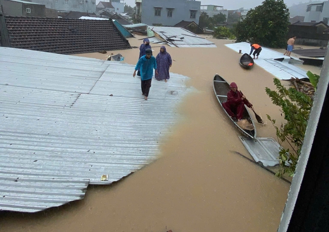 Cận cảnh lũ lụt Đắk Lắk , người dân kêu cứu giữa biển nước - Ảnh 9.