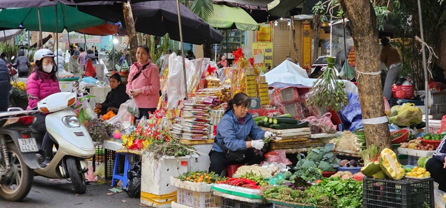 Giá rau xanh tăng vọt: Người dân ngóng chờ giá cả ổn định cho bát phở - Ảnh 1. Giá rau xanh tăng vọt: Người dân ngóng chờ giá cả ổn định cho bát phở - Ảnh 1.