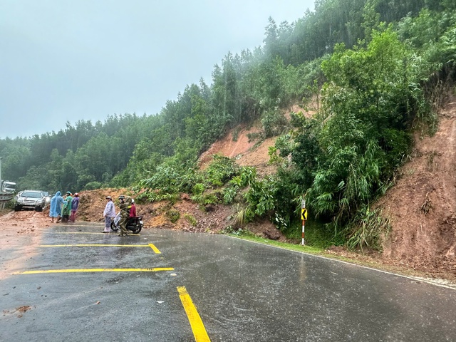 Cận cảnh lũ lụt Đắk Lắk , người dân kêu cứu giữa biển nước - Ảnh 17.