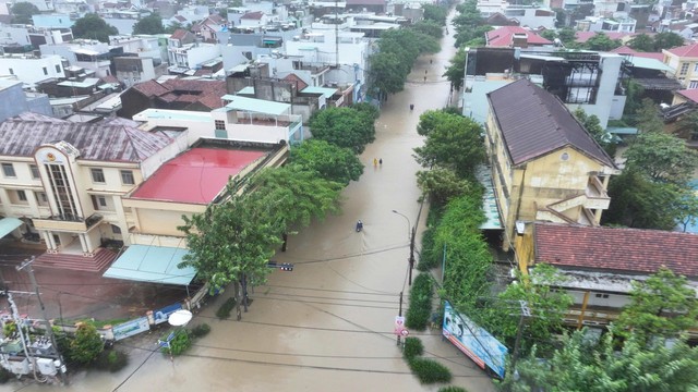 Cận cảnh lũ lụt Đắk Lắk , người dân kêu cứu giữa biển nước - Ảnh 15.