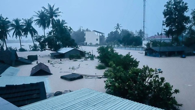 Cận cảnh lũ lụt Đắk Lắk , người dân kêu cứu giữa biển nước - Ảnh 4.